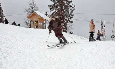 skiing - People skiing in Jammu and Kashmir, India.