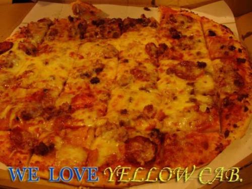 who loves pizza? - this is a yellow cab pizza. i edited it at adobe phtoshop cs2.. ya i know it needs more work. hehe.. bt it still looks delicious right?