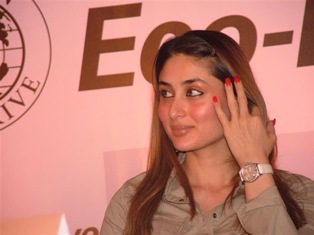 kareena kapoor - Rishi Kapoor is one of her uncles. Her sister, Karisma Kapoor, is also an actress. Other living relatives include maternal aunt Sadhana, and cousins Shivani Kapoor, Ranbir Kapoor and Nikhil Nanda.