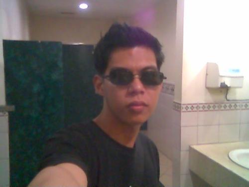 personal pic - Folks its me at the loo...just havin fun inside the comfort room wearing shades...cool ayt?