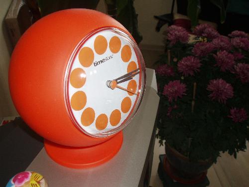 Retro clock - The round psychedelic retro clock is back in fashion