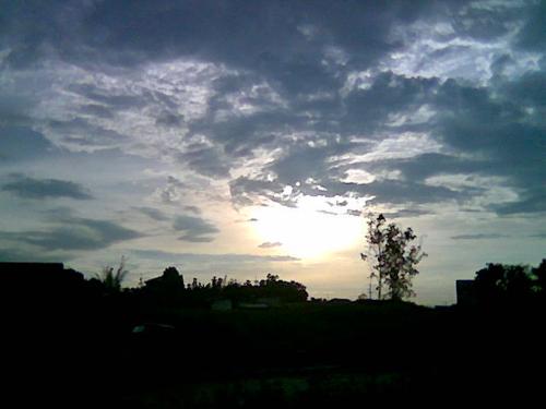 The Afternoon Sun - Yes.. This one's another afternoon shot of the sun.. Took it using my phone's cam