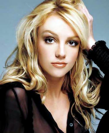i dont understand why? - i dont understand why people love britni spears.? do you like her?have a reason,tell me.