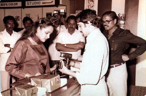 my dad teaching photography to hema malini - here is my dad teaching hema malini photography