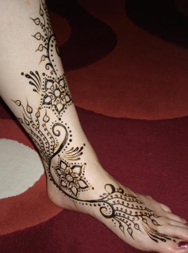 henna tattoo - mehendi on legs