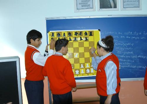 Effects of chess on childrien brain - Children discussing on a game