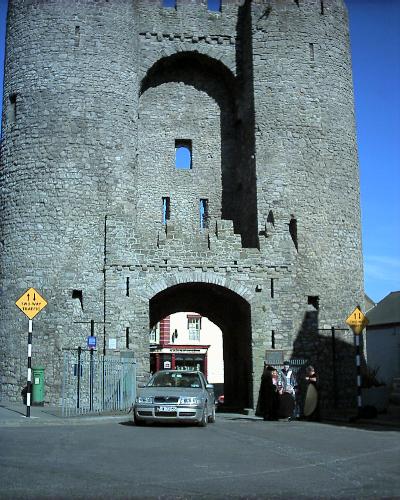 Downtown Drogheda - A walking tour of Drogheda, which is half n hour north of Dublin. It is a medieval town with many beautiful cathedrals, a river front, and the remains of St Oliver Plunket.