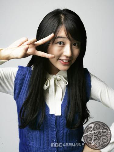 Yoon Eun Hye - Played the character of Janel in this series. A member of the famous group of singers in korea called baby babyvox. But that is before because she is a solo artist and princess hours is her debut series.