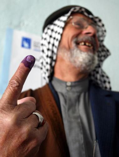 Iraqi MAn Showing HIS finger!!!! - Finger HEre NAd there Every Where , So ITs uR finger??