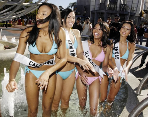 Miss USA - Female models in exquisite bikinis.