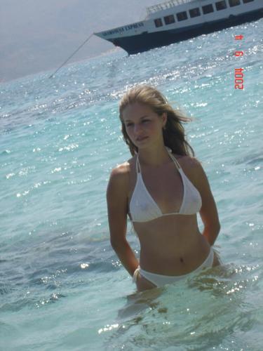 bikini babes - Female models in exquisite bikinis.