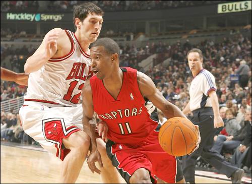 TJ Ford trying to get around a defender - TJ Ford tries to get around Kirk Hinrich of the Chicago Bulls in Chicago.
