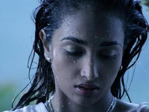 Jia Khan - Jia Khan, the new Babe of Bollywood Cinema. She made her debut with the Super Star of Indian Cinema Amitabh Bachchan. Her first film 'Nishabd' was a strange between a young girl and an old man. She looked simply superb, sizzling, saucy, sensational and of course sexy in 'Nishabd'.