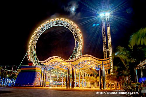 Travel Thailand - This is one of the night shots that I love. I took this with my Nikon D50 as part of my long exposure project.  When you are traveling to Thailand. Make sure that you take as much photos as possible.