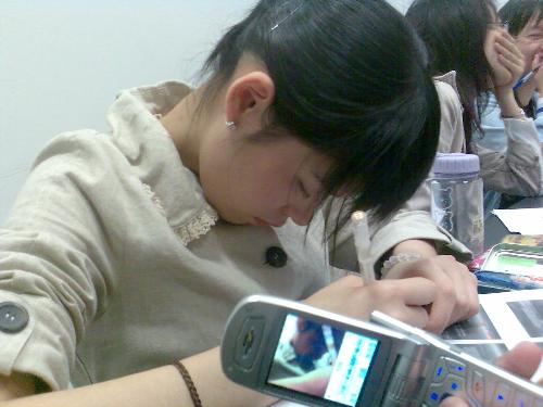 My friend fell asleep in lecture - She's always yawning and I keep talking to her. I ask her some questions but there are no response so I look at her and repeat my question. But I find she fall asleep!