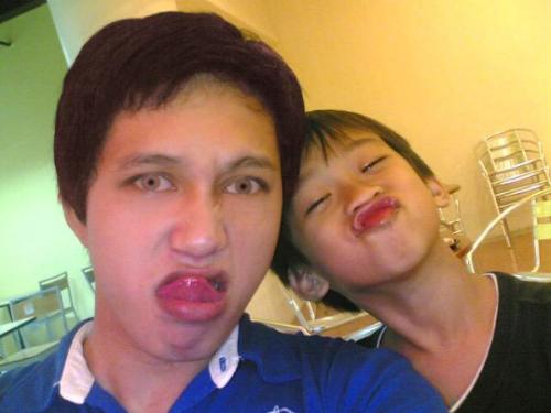 this is me - im me! not that goodlooking but  i think its not that ugly-looking...
