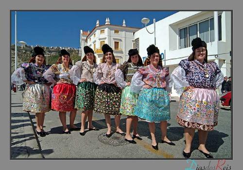 nazaré regional dress - women in the regional dresses