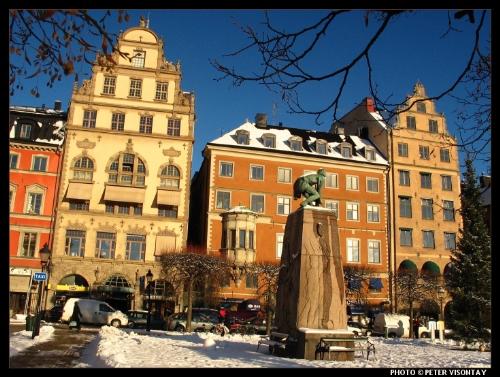 kornhamnstrong square - this pic for kornhamnstrong square with the statue's that obviously up to something