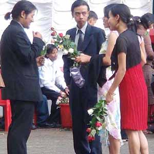 students - Students of North Eastern Hill University exchange bouquets of friendship during the Varsity Fest 2007 held on Saturday at NEHU Campus, Shillong, India.