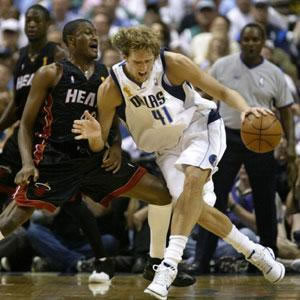 Dirk against Posey - One of my idols, Dirk Nowitzki, trying to pass against Posey.