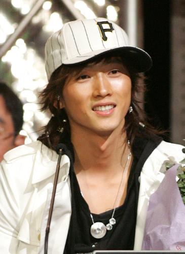 ??? - a handsome guy who is good at dancing very much.before he was a number of HOT.now he is solo .i like him very much