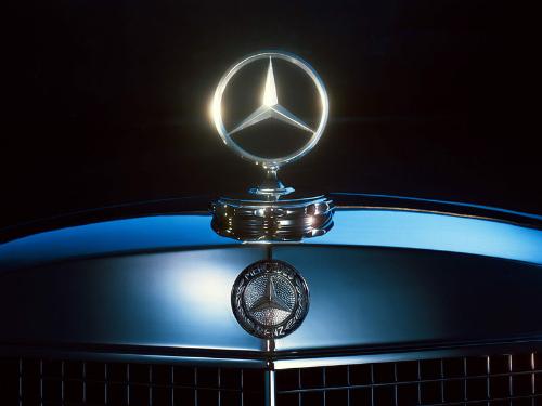 Mercedes Benz Star - This is a picture of Mercedes Benz star symbol.