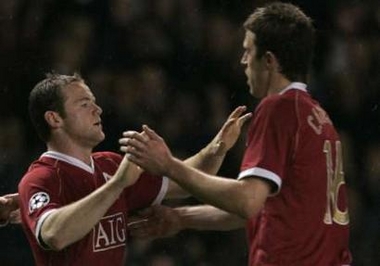 goal celebration - Man Utd's Wayne Rooney celebrates with Michael Carrick after scoring his side's second goal against AC Milan during their Champions League semis