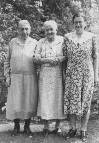Three old sisters - Three old sisters with slight memory problems. 