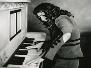 Regina at her piano - Black and white photograph of Regina Spektor on her piano.