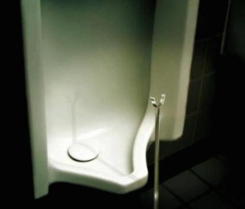 Urinal assistance - This pic is from totalhilarity.com Urinal assistance - This pic is from totalhilarity.com