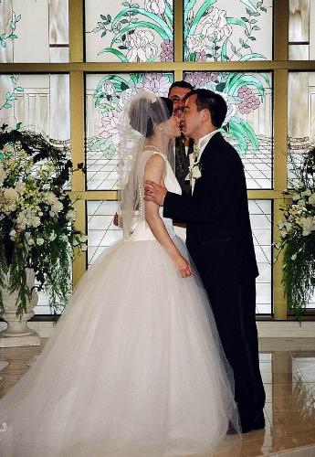 kiss the bride - why kissing the bride is the way to show that the ceremony has ended?