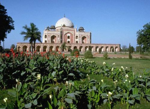 Humayun tomb - Humayun tomb which is in delhi.It's an emperor's tomb.It is sorrounded with greenery.