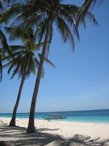 Picture of Phukka beach in boracay island - A picture of the shoreline where you could see the white sand and clear waters in Boracay island Philippines.
