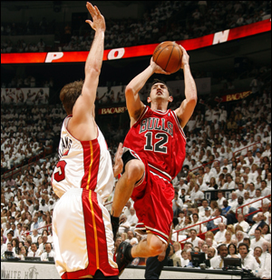 the BULLS - GAME - 03 KIRK HINRICH SCORE 22 pts.