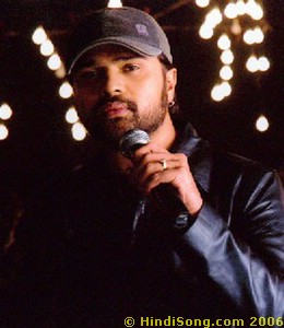 Himesh Style - Himesh Singing in his own Style...keeping mic near to his mouth.....and wearing cap....