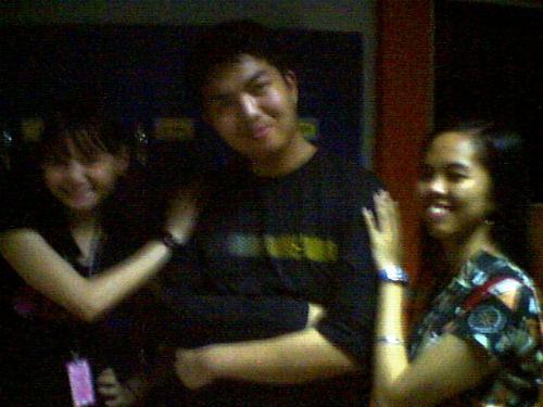 Manong Raul trips wit da ladiez... - Raul and the ladies in one picture.