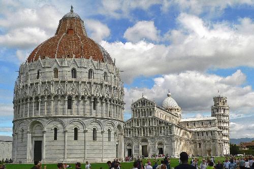 Leaning tower - The famed leaning tower of Pisa, Italy.
