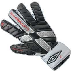 goal kepper instrument (glove) - the glove of umbro, in the discussion, who&#039;s the better goal kepper for brazil?