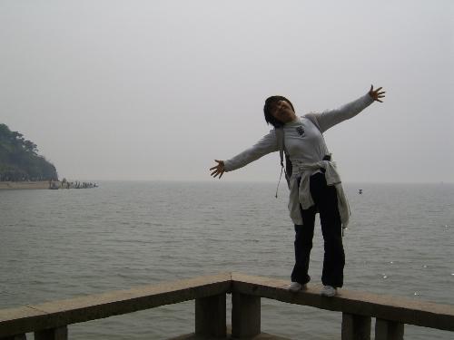 i am falling down! -  Our spring travel.We went to WuXi.The lake behind me is Tai Lake.Maybe you don't know.The most famous lake of China is the West Lake.