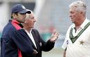 Bob Discusses.. - Bob Woolmer is discussing the Strategy just before the Game against Ireland... Where is Injamam ul Hak?