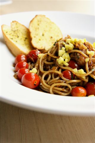 pasta - a serving of pasta with two slices of garlic bread