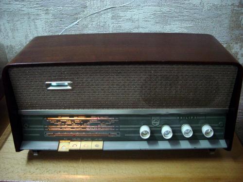radio - this is the radio from the world of philips its an oldest model