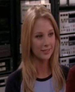 Shelly Simon of One Tree Hill - Elizabeth Harnois is Shelly Simon the 'clean teen' of One Tree Hill