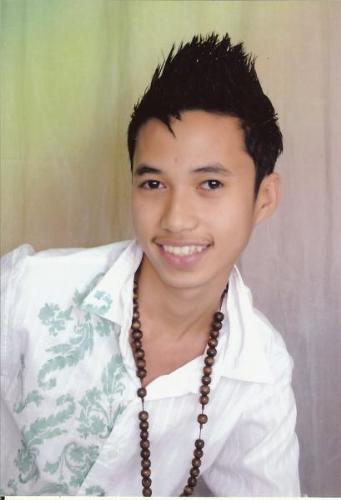 it's me. - it's me when i was still 3rd year high schoo, this was taken at the studio, hehehe, actually, the real purpose of this photo was for our filipino subject. We were required to submit our latest photo for our portfolio, thats why i'v decided to have a studio picture, hehe, lol..!