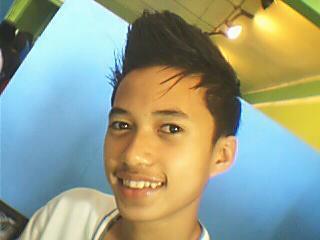 the good side of me. - This was taken at one of those internet cafe in my hometown. i gave a big smile there because i was blooming that time, hehehe, lol!