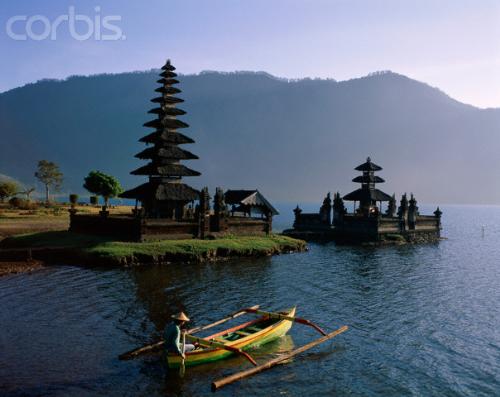 bali - Ulundanu temple on Lake Bratan