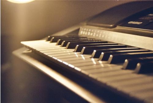 Piano - This is a picture of a piano, i copy from unknown websites, this one is a great photo shot of a piano instrument