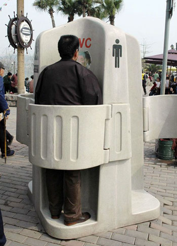 Small bathroom - Wow, that is small! I would rather piss on the street!