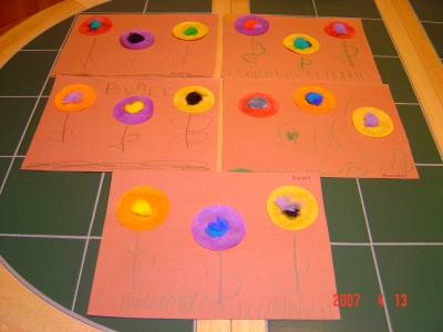 Cupcake Liner Flowers - Cupcake liner flowers, easy craft for preschoolers and toddlers.