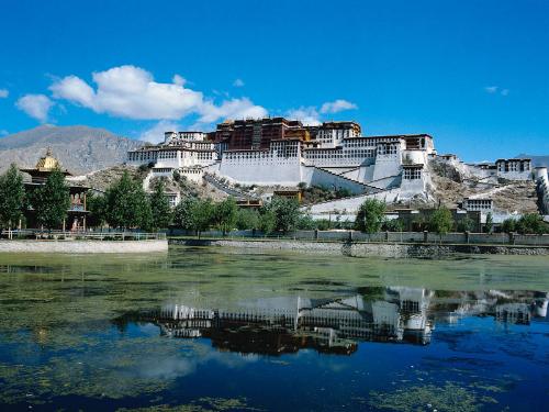 The Potala Palace - The Potala Palace is one of the world cultural and natural heritage. It is famous for its magnificent and mysterious landscape.